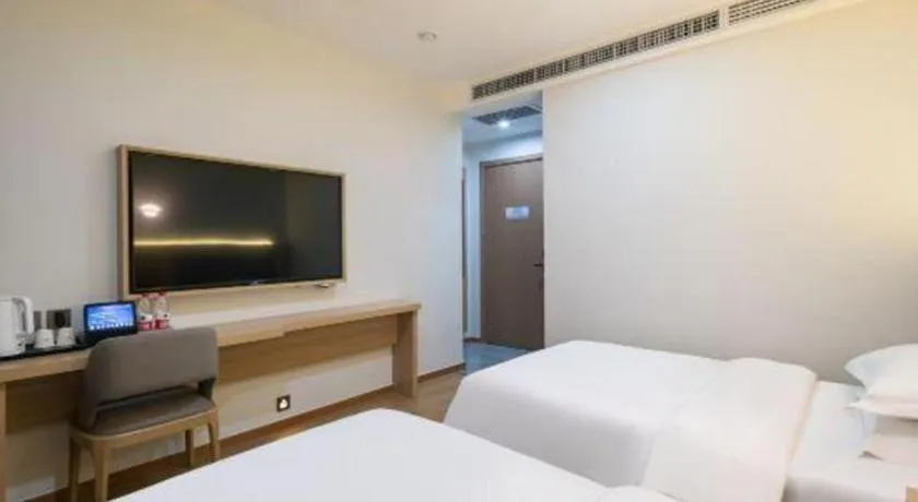 Bed in Borrman Hotel South Beijing Railway Station Caoqiao Station