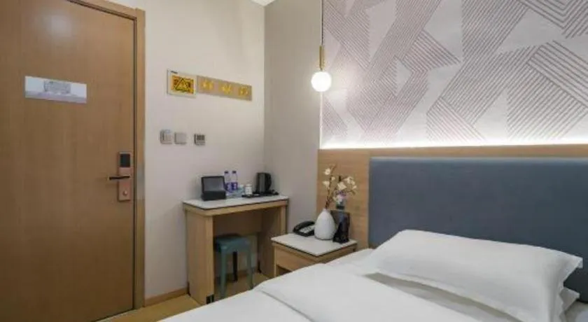 Bed in Borrman Hotel South Beijing Railway Station Caoqiao Station