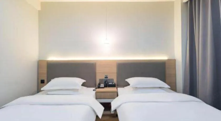 Bed in Borrman Hotel South Beijing Railway Station Caoqiao Station