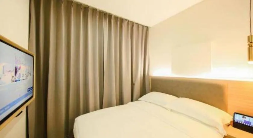 Bed in Borrman Hotel South Beijing Railway Station Caoqiao Station