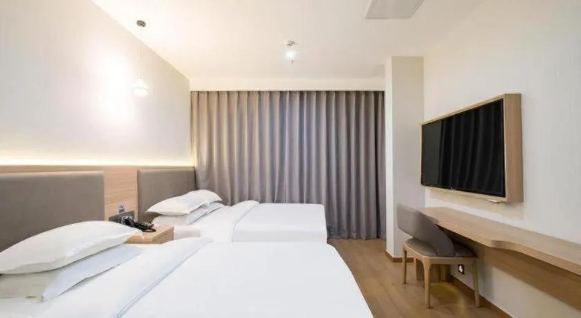 Bed in Borrman Hotel South Beijing Railway Station Caoqiao Station