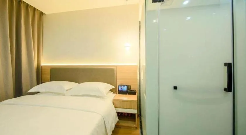 Bed in Borrman Hotel South Beijing Railway Station Caoqiao Station