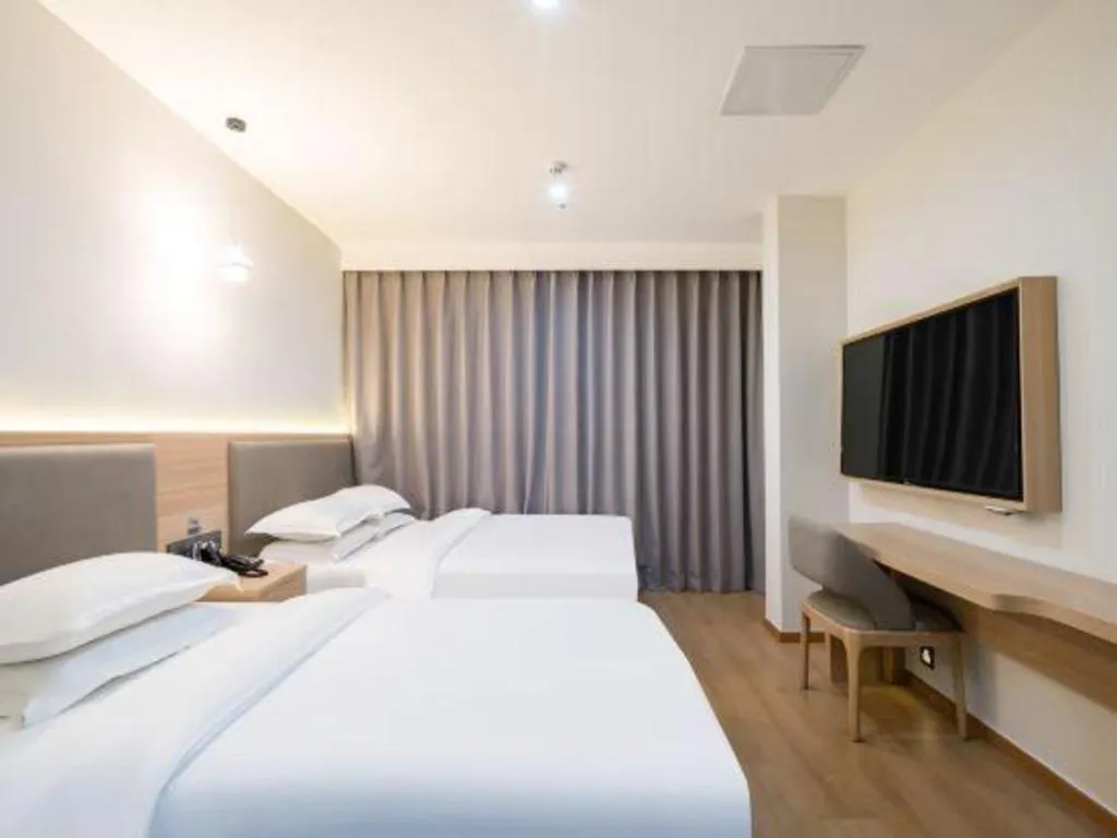 Bed in Borrman Hotel South Beijing Railway Station Caoqiao Station