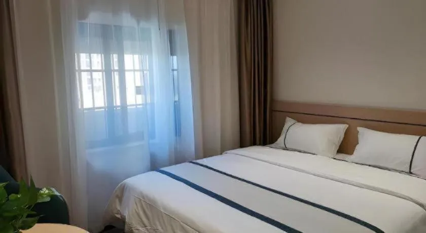 Bed in City Comfort Inn Jingzhou Fantawild Shashi Middle School