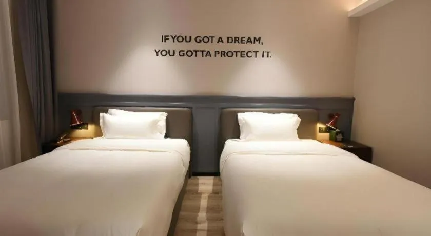 Bed in Premier City Comfort Hotel Hechi Luocheng Central Plaza