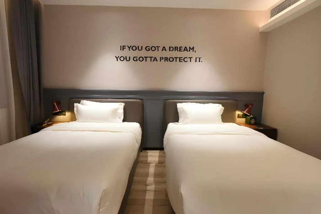 Bed in Premier City Comfort Hotel Hechi Luocheng Central Plaza