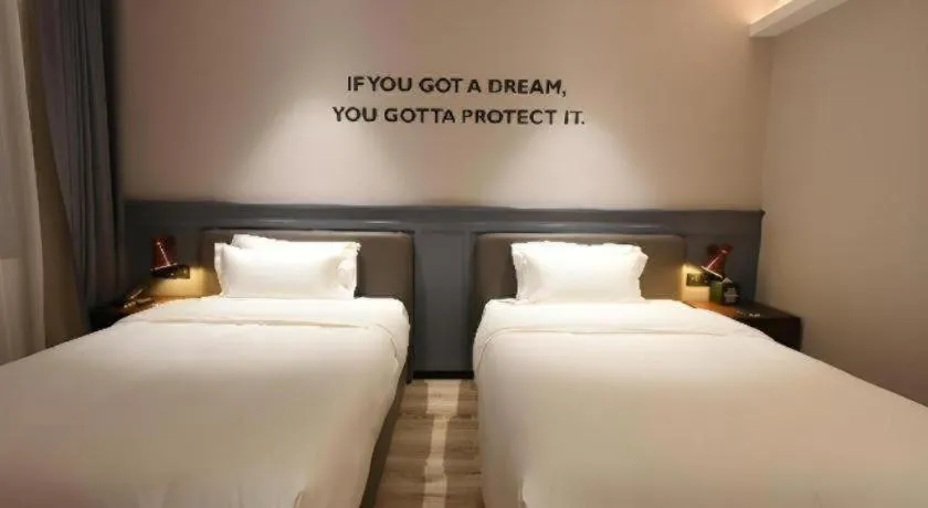 Bed in Premier City Comfort Hotel Hechi Luocheng Central Plaza