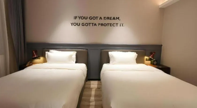 Bed in Premier City Comfort Hotel Hechi Luocheng Central Plaza