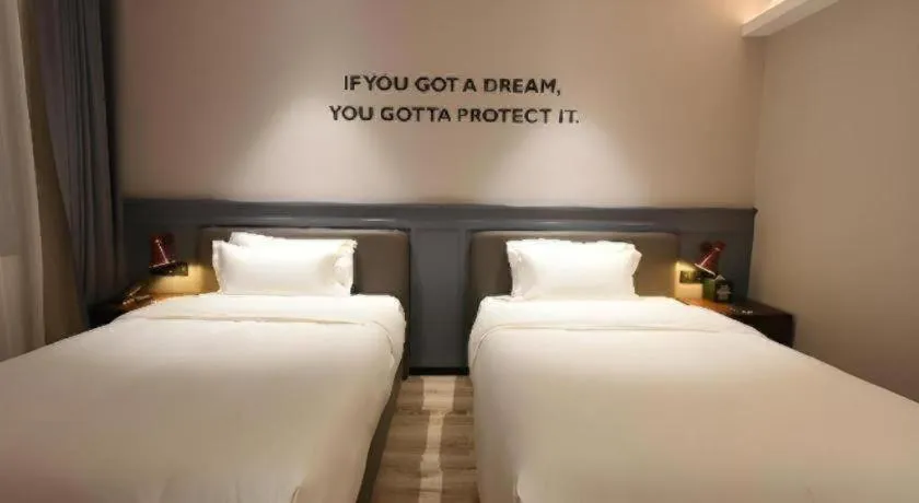 Bed in Premier City Comfort Hotel Hechi Luocheng Central Plaza