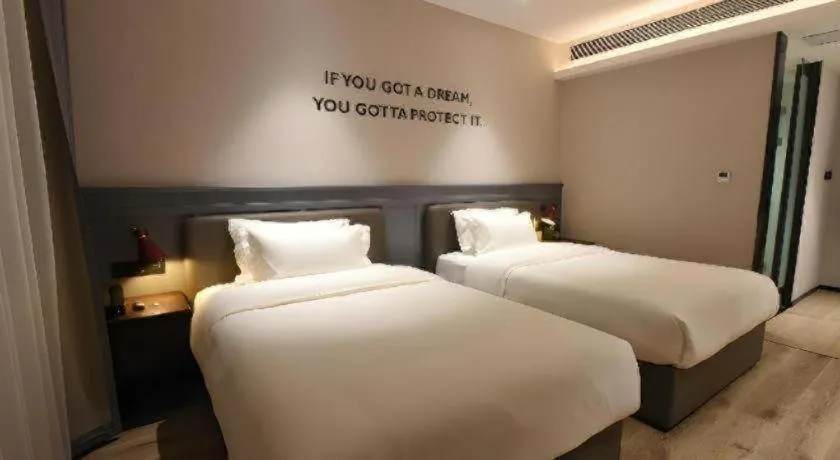 Bed in Premier City Comfort Hotel Hechi Luocheng Central Plaza