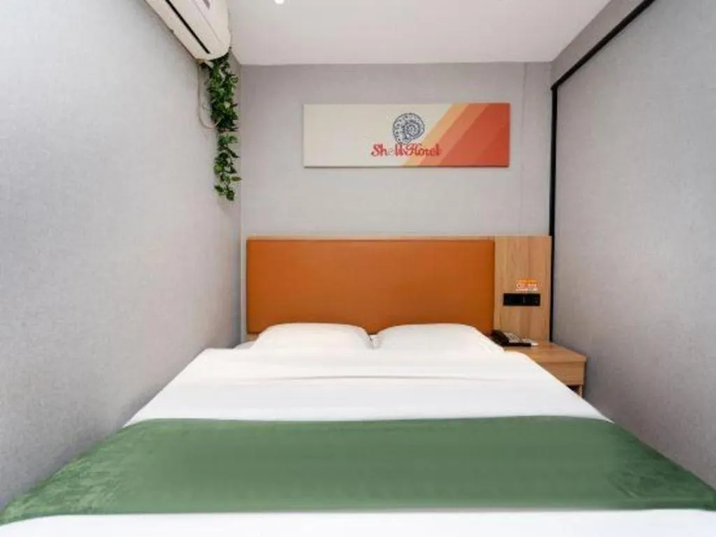 Bed in Shell Hotel Shnaghai Beiqiao Metro Station