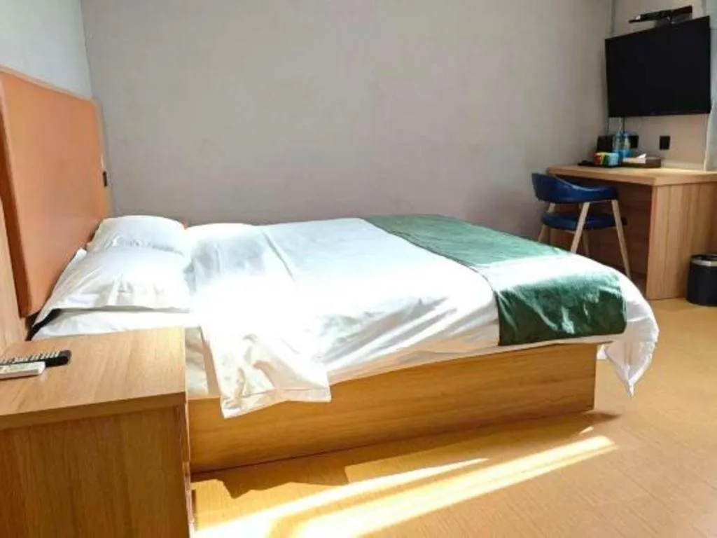 Bed in Shell Hotel Shnaghai Beiqiao Metro Station