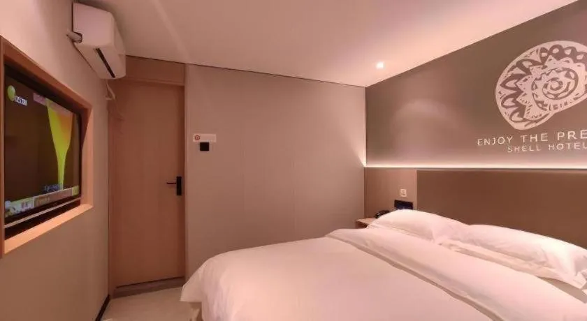 Bed in Shell Hotel Beijing Shunyi District Shunyi Metro Station