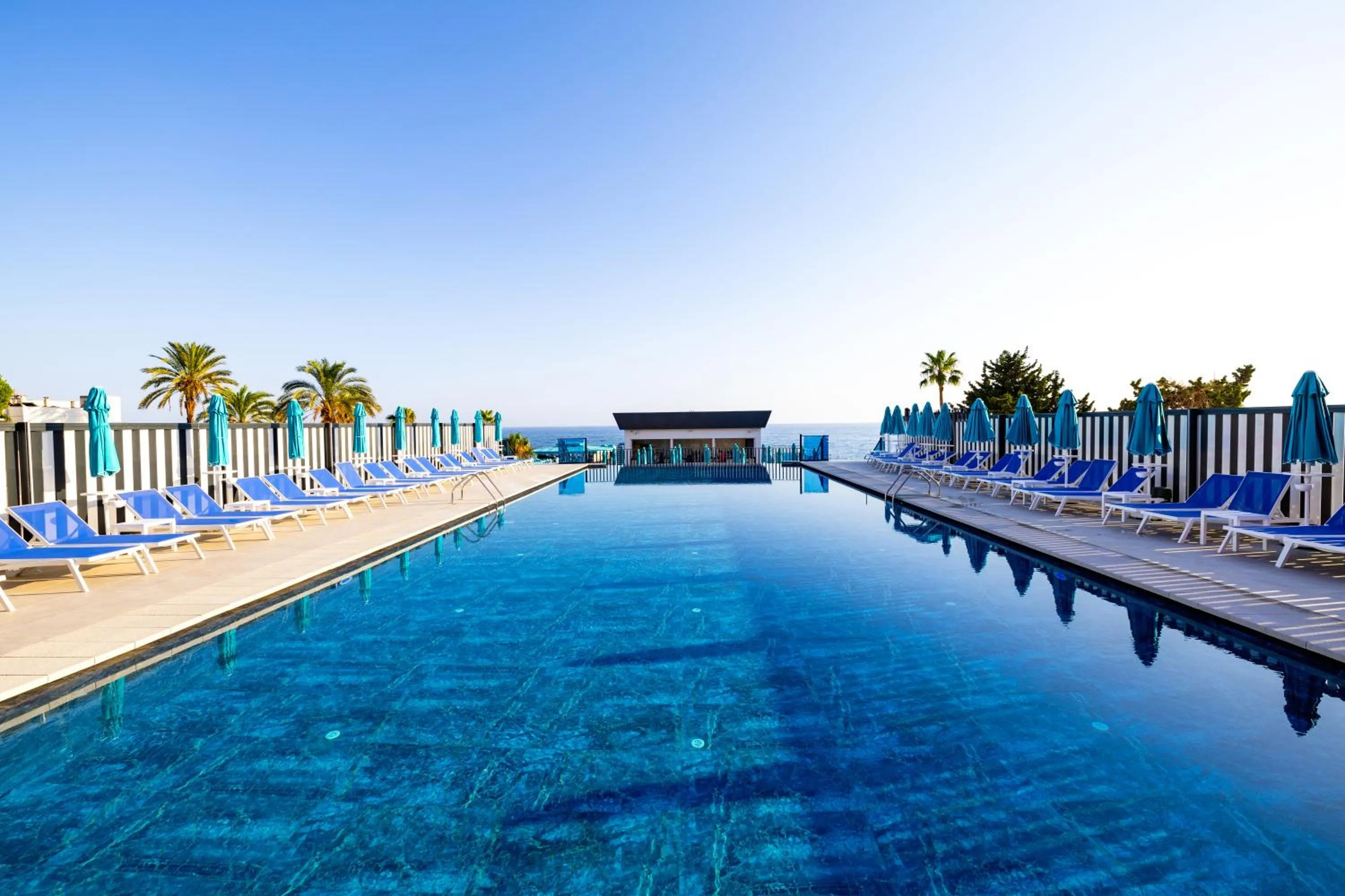 Swimming pool in Granada Luxury Red Adult Only