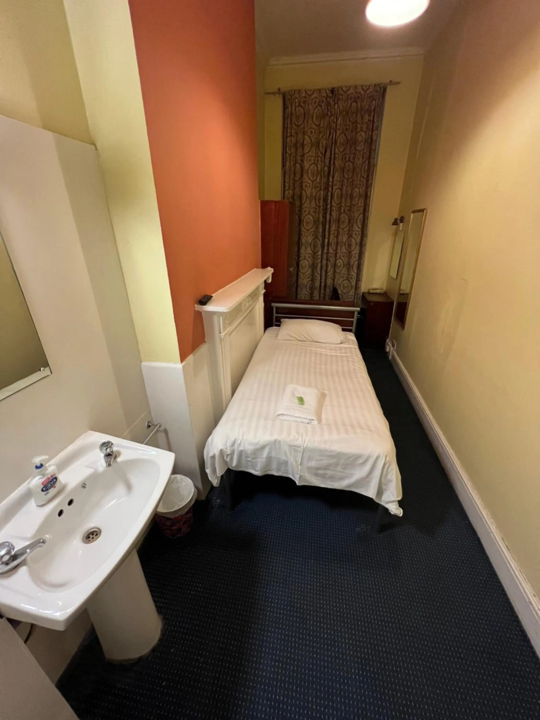 Bedroom, Bed in Gresham Hotel Bloomsbury