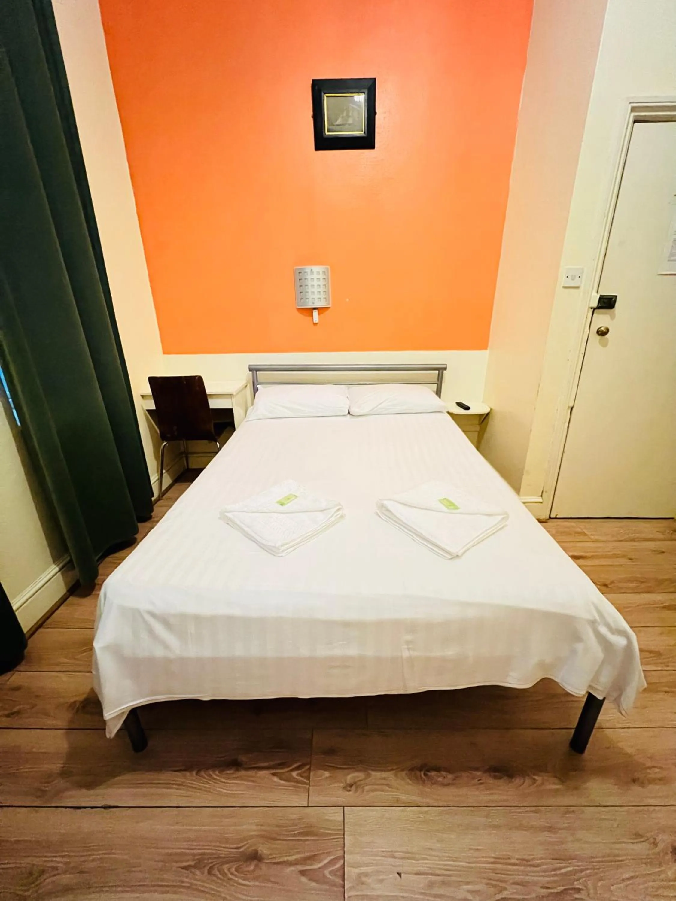 Bedroom, Bed in Gresham Hotel Bloomsbury