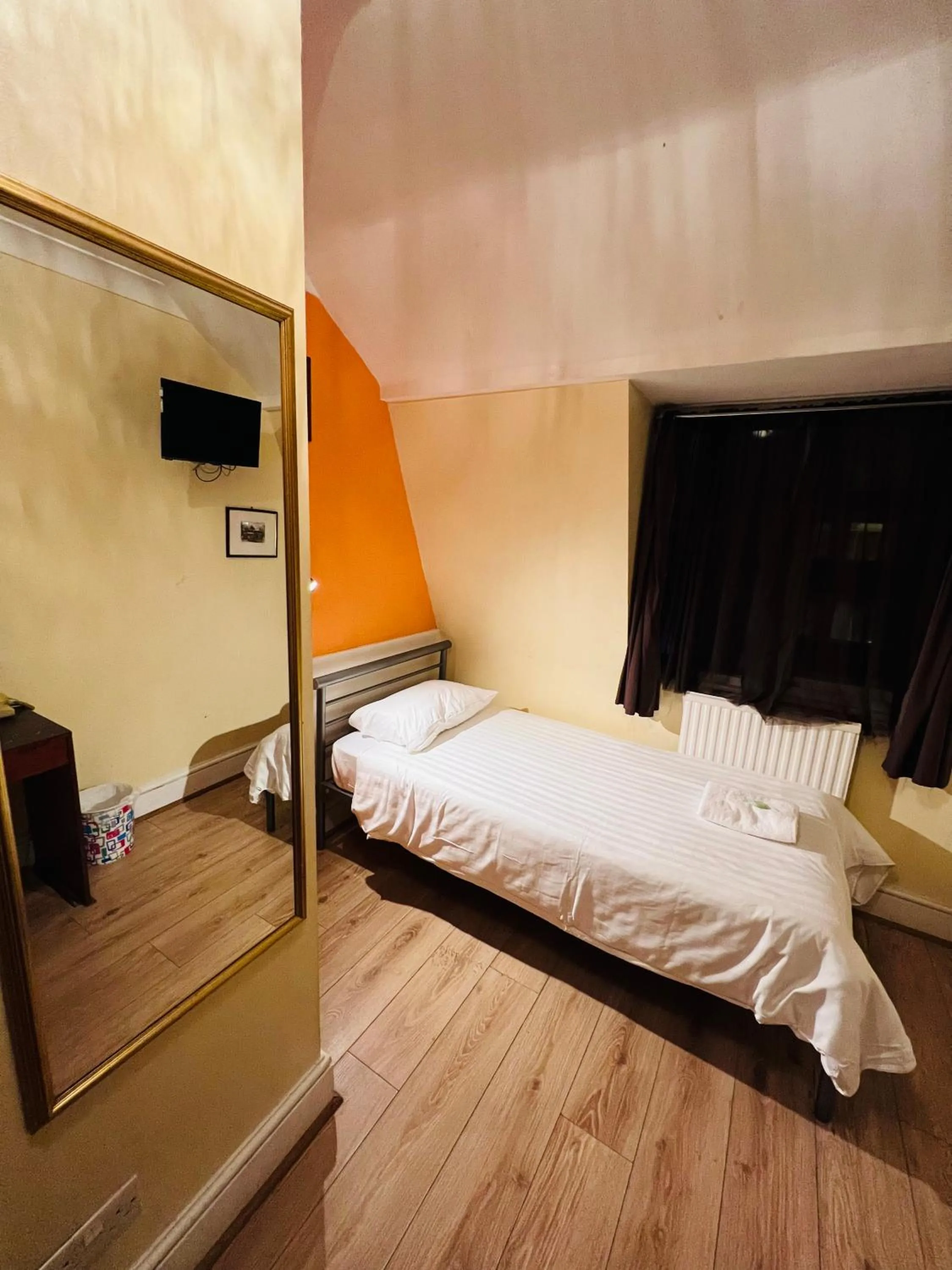 Bedroom, Bed in Gresham Hotel Bloomsbury