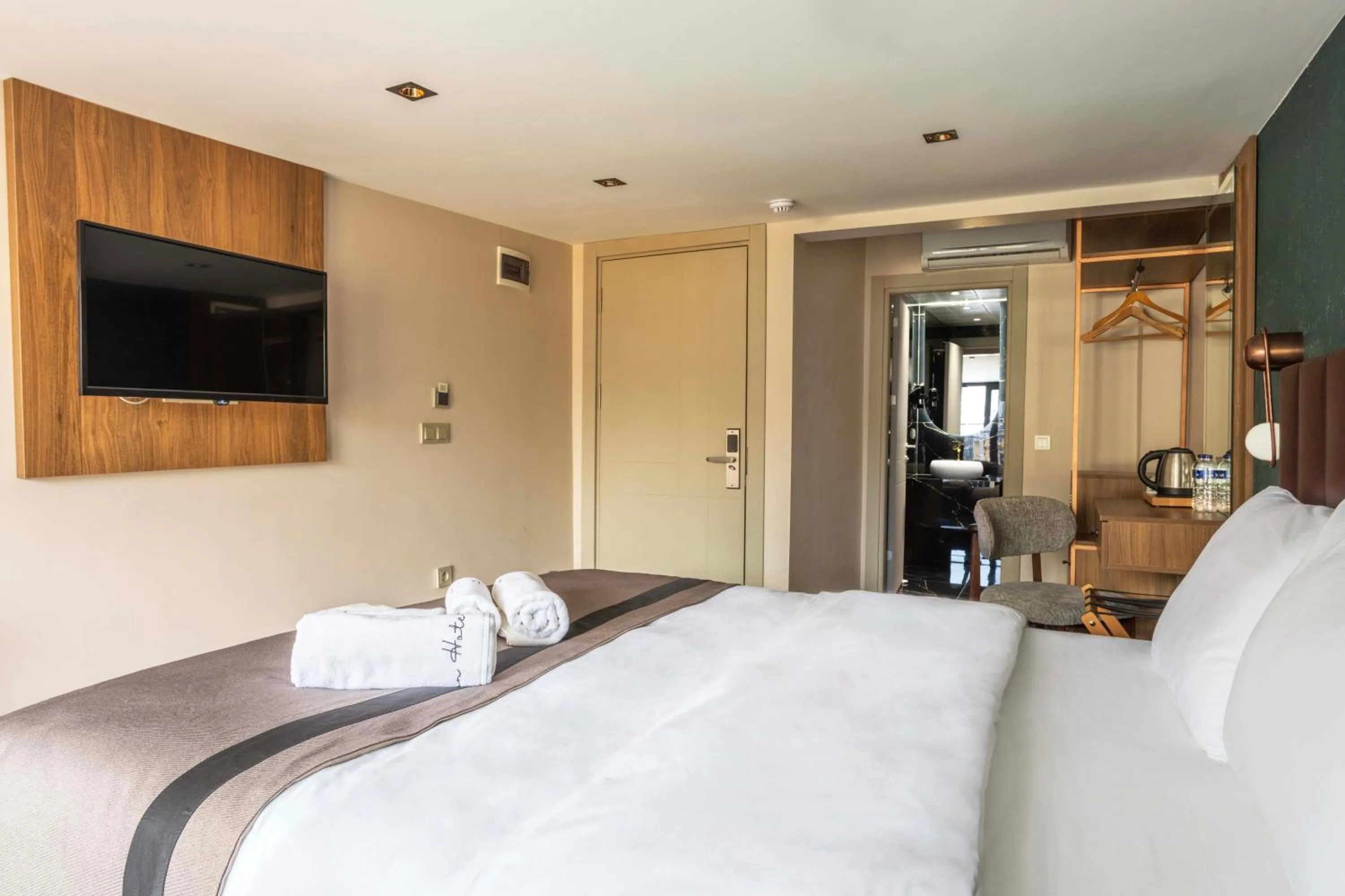 Photo of the whole room, Bed in Marlon Hotel