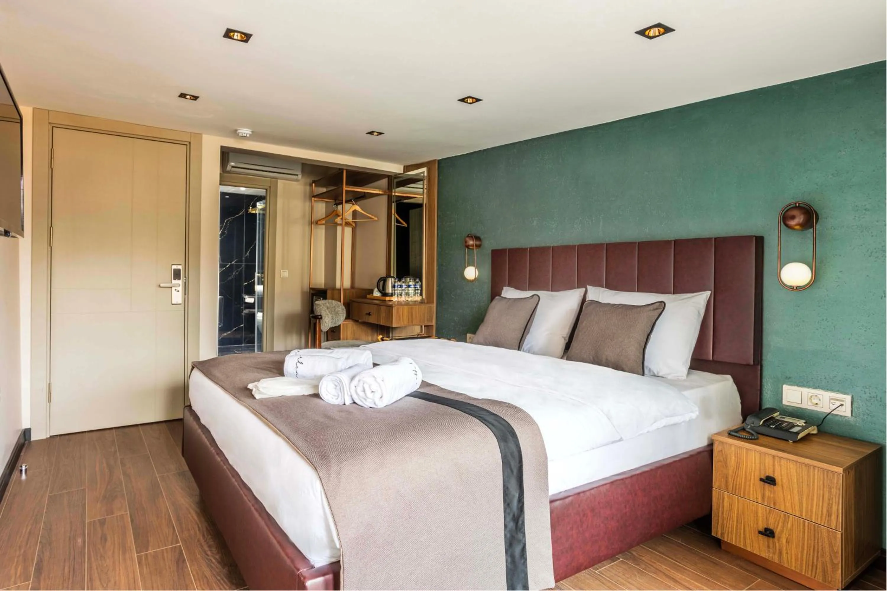 Photo of the whole room, Bed in Marlon Hotel