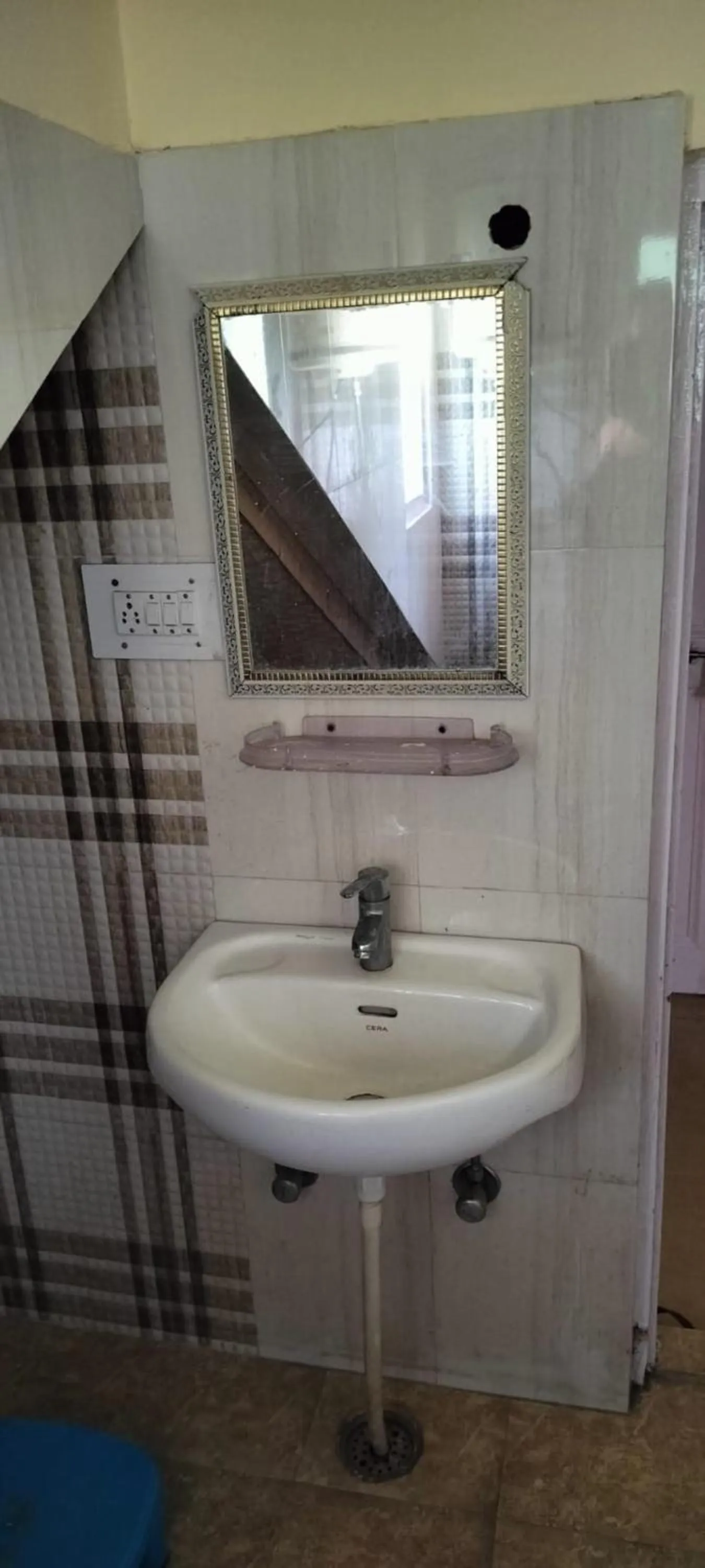 Bathroom in Goroomgo Homestay Sukh Dham Shimla - Homestay Like Home Feeling Mountain View