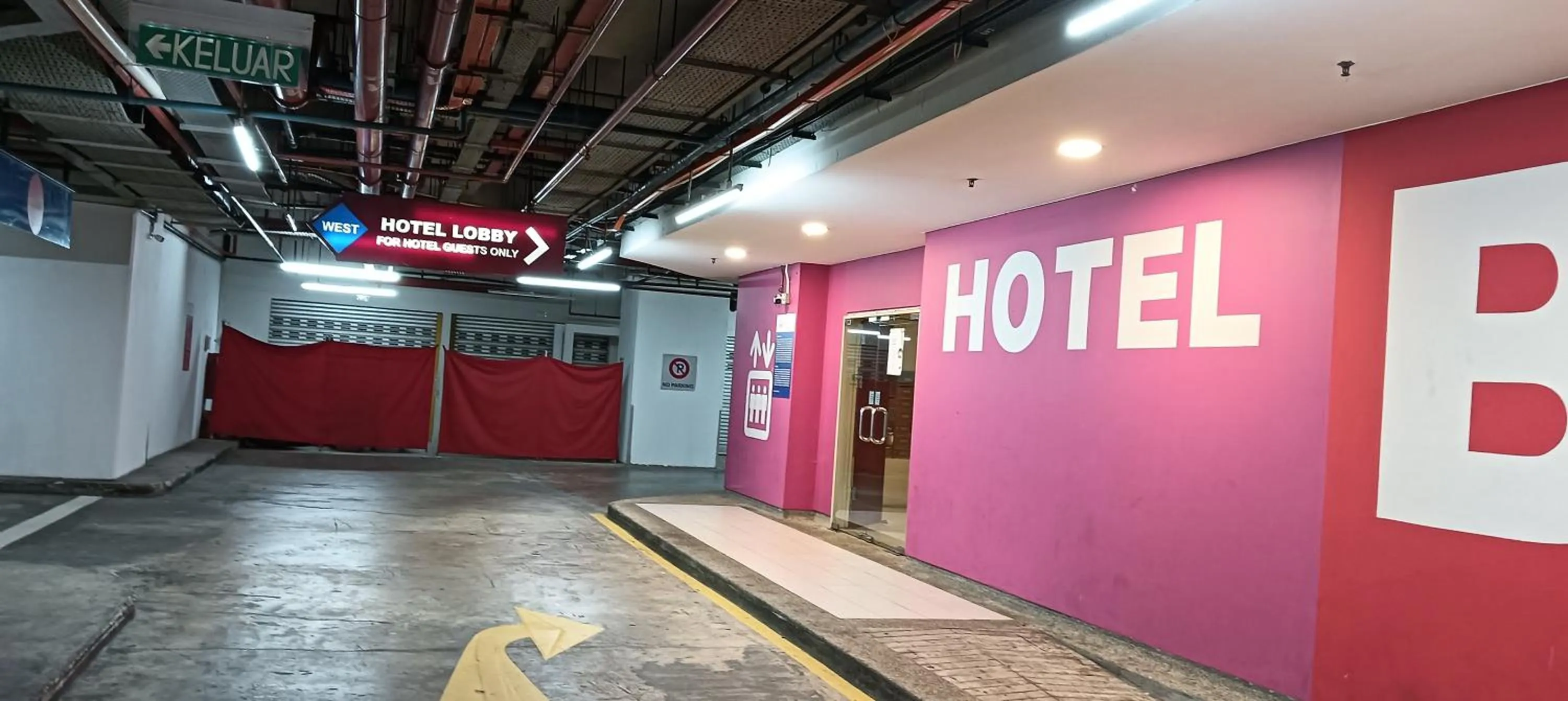 Text overlay in EMAS Service Suite Times Square