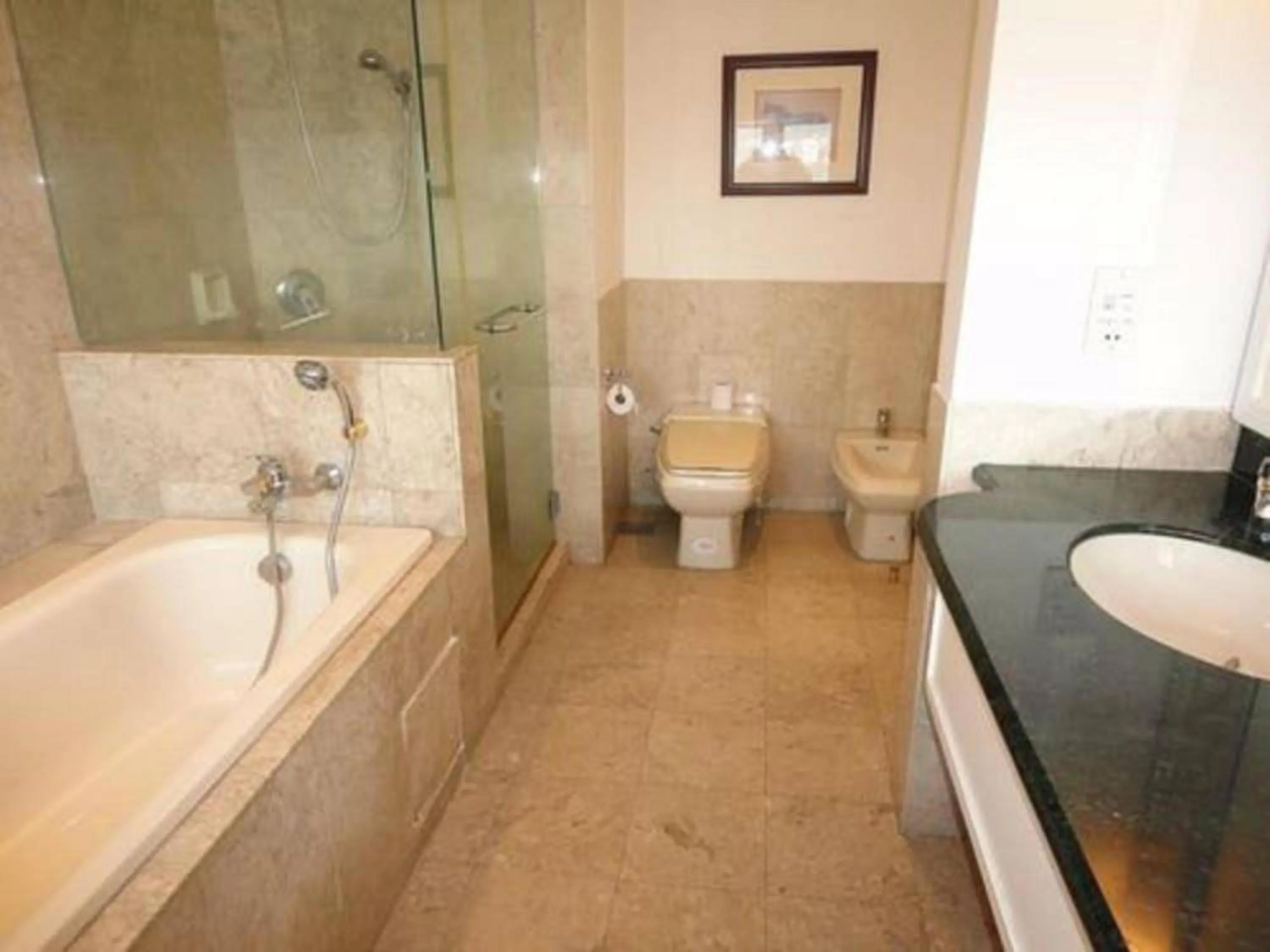 Shower in EMAS Service Suite Times Square