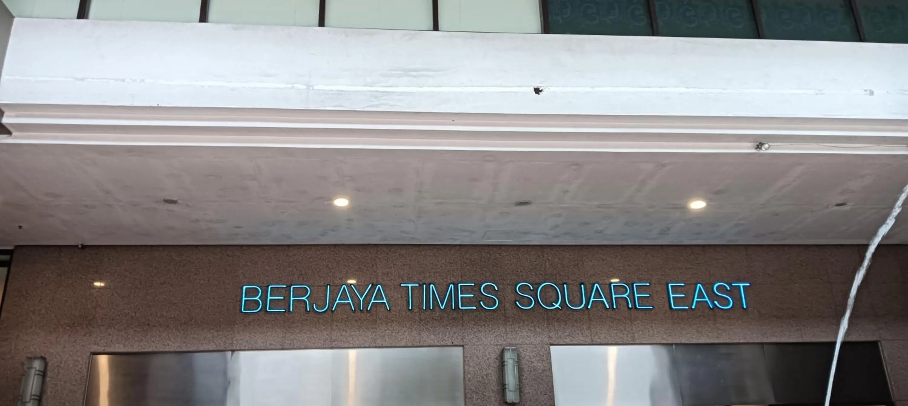 Text overlay in EMAS Service Suite Times Square