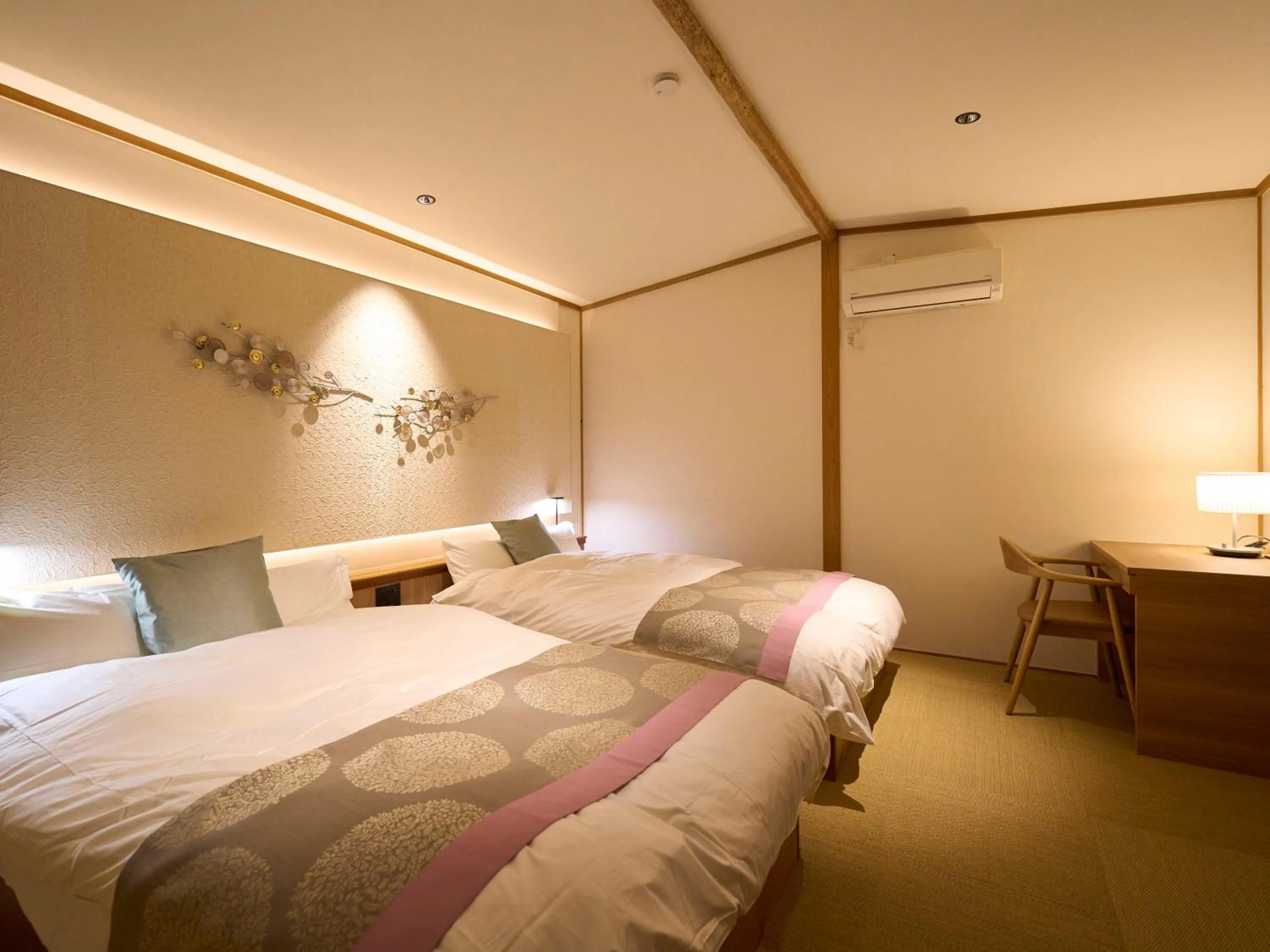 Photo of the whole room, Bed in Yufuin Rakuyu