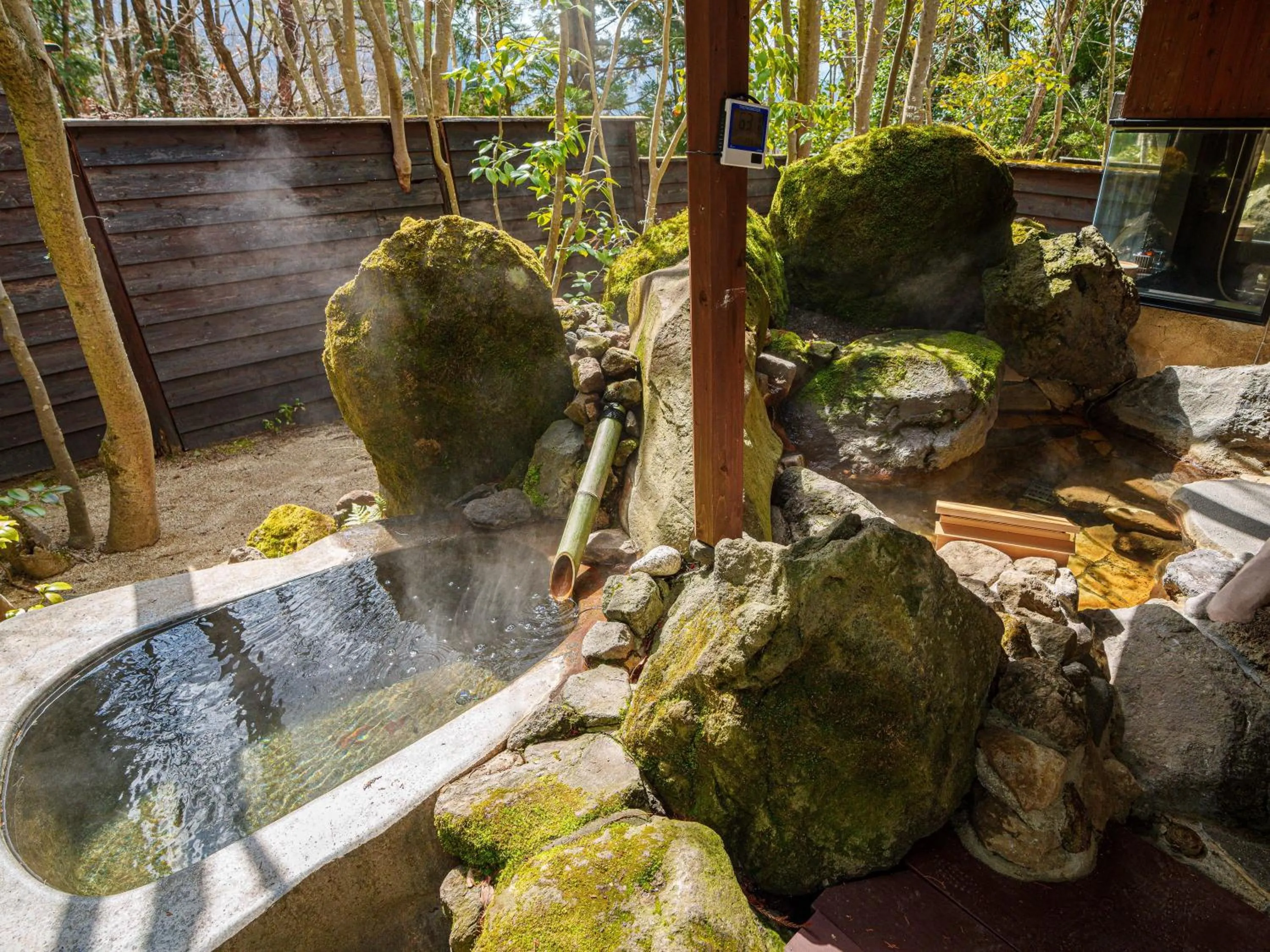 Hot Spring Bath in Yufuin Rakuyu