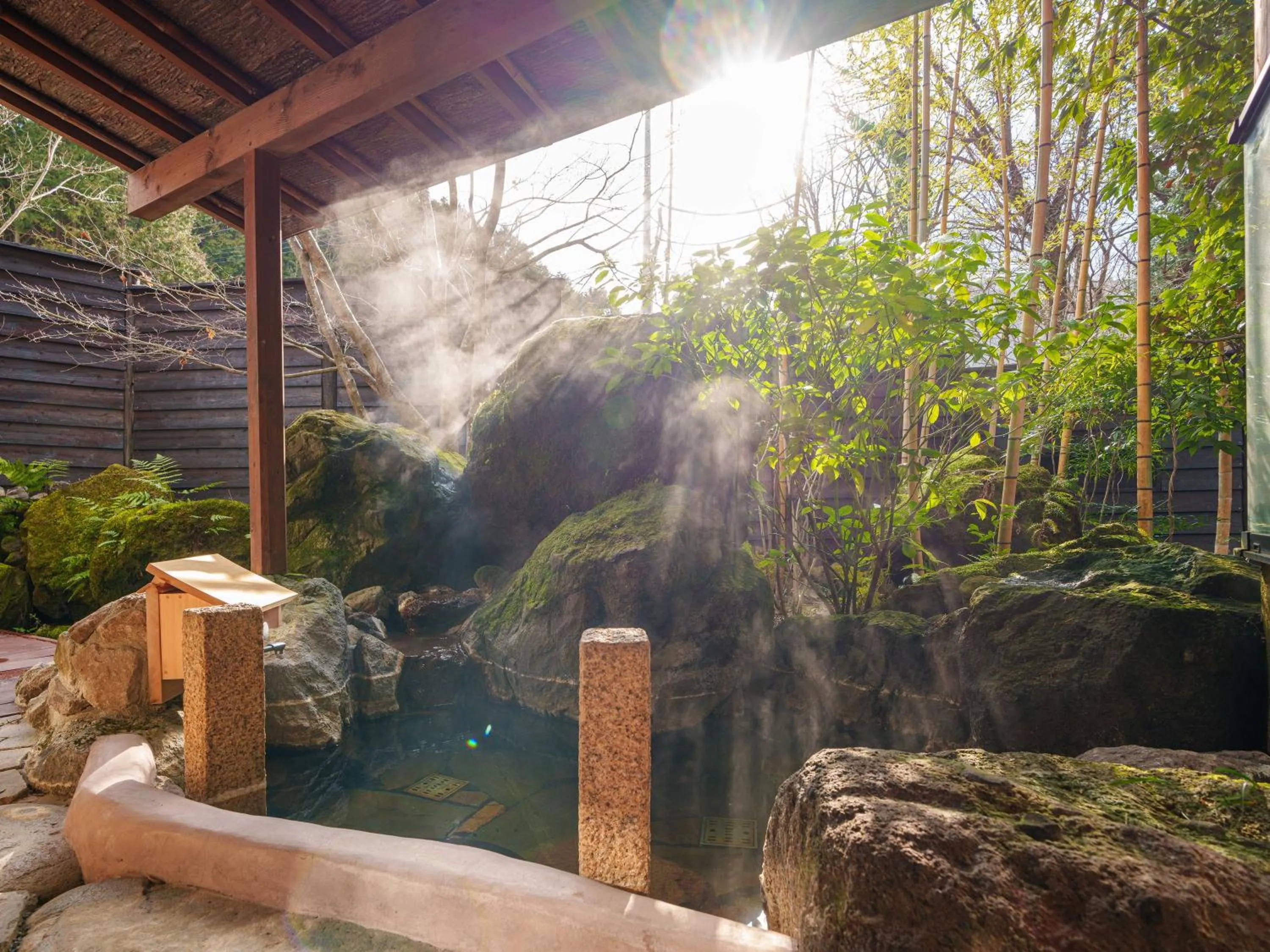 Hot Spring Bath in Yufuin Rakuyu