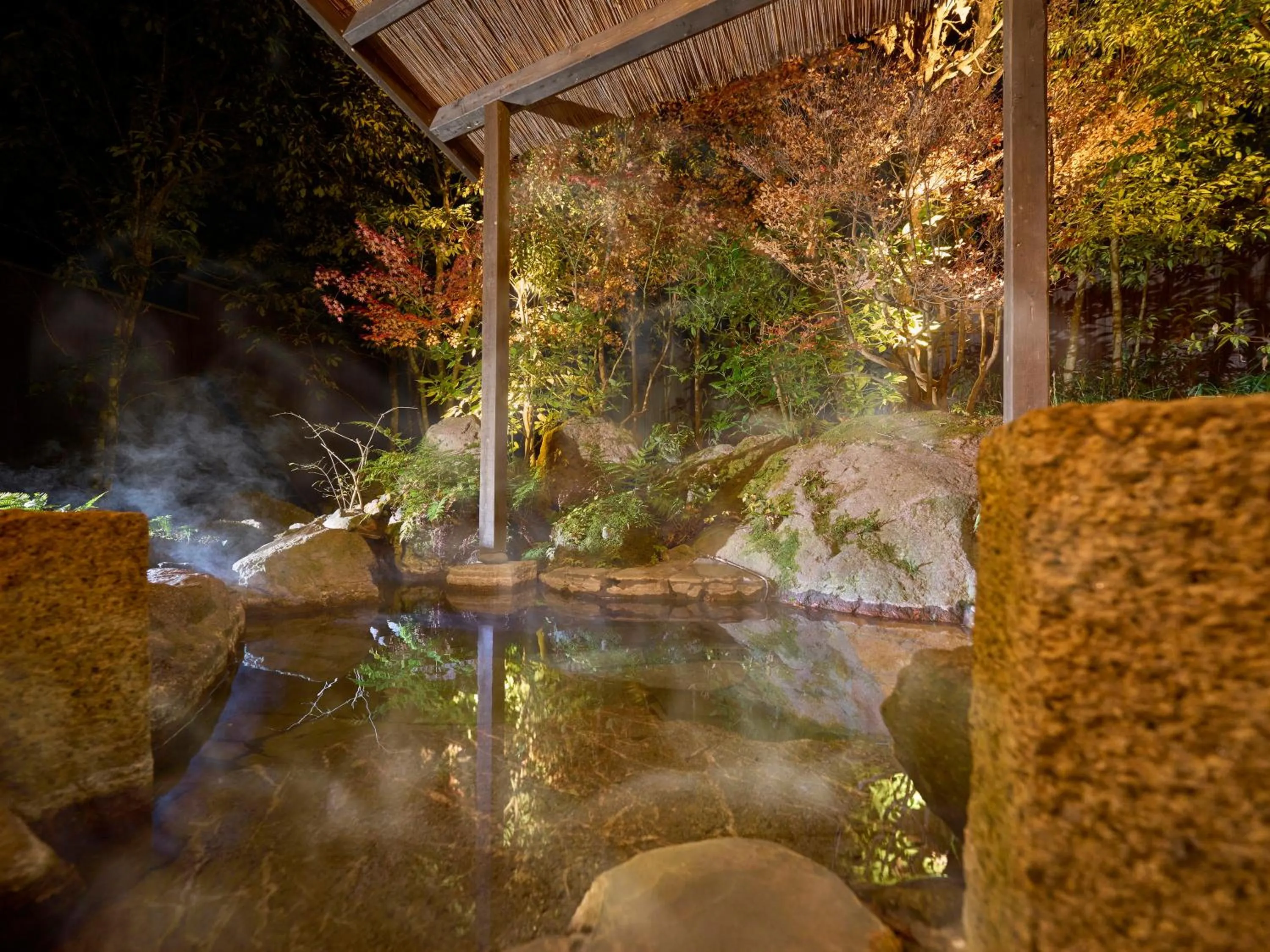 Hot Spring Bath in Yufuin Rakuyu
