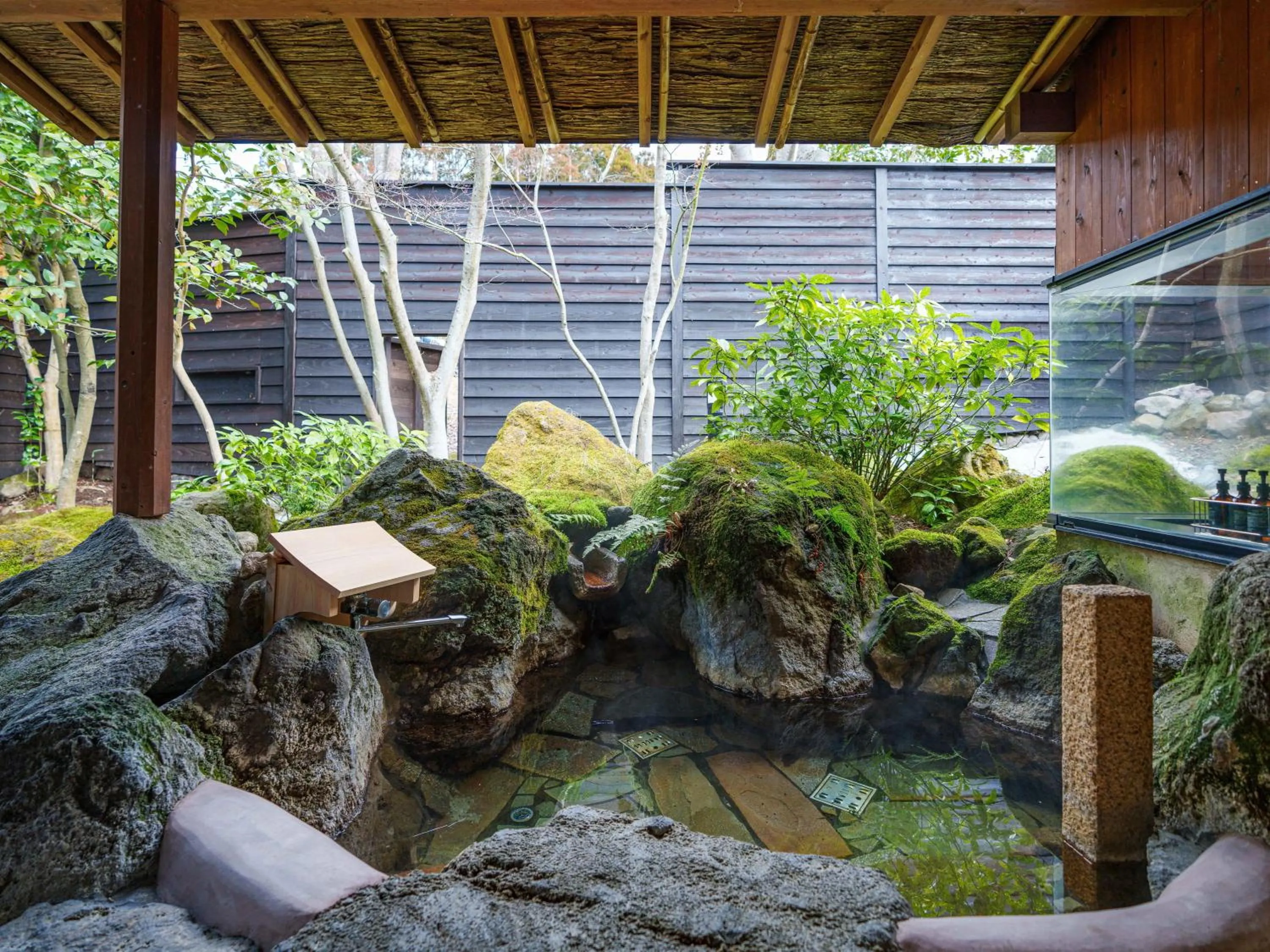 Hot Spring Bath in Yufuin Rakuyu