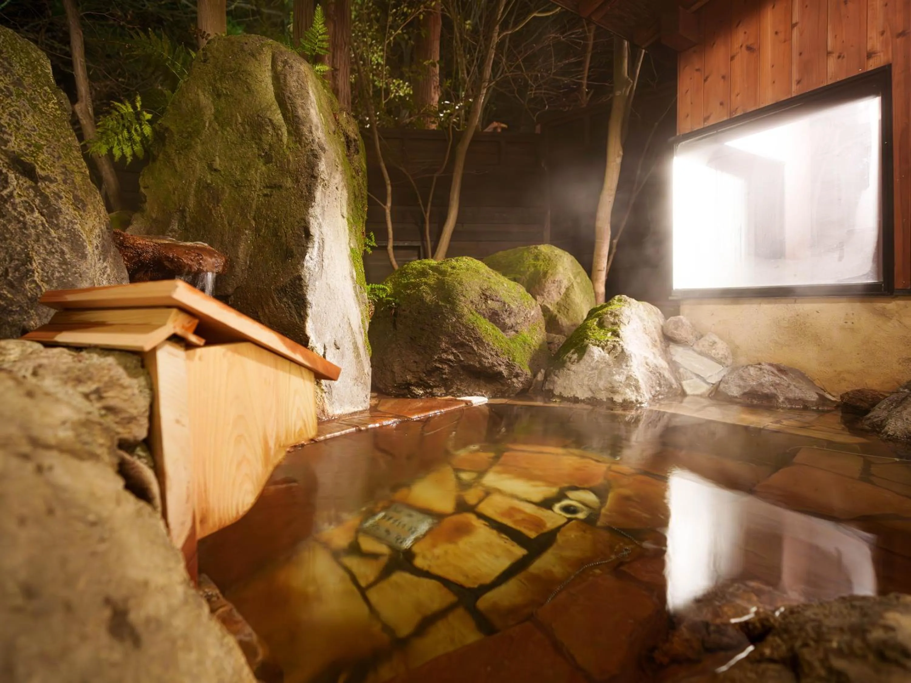 Hot Spring Bath in Yufuin Rakuyu