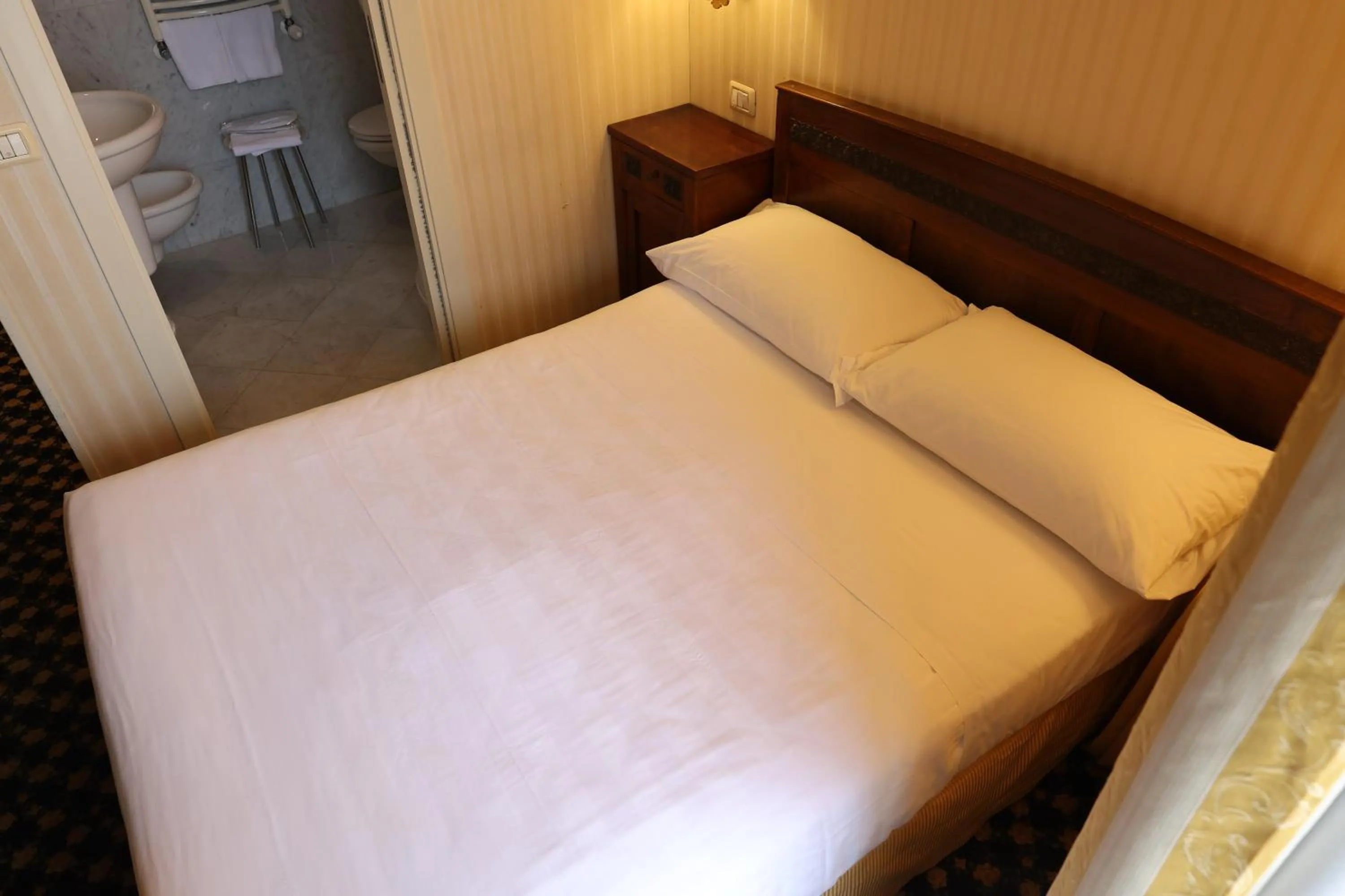 Bed in Hotel Ristorante Ca' Nova