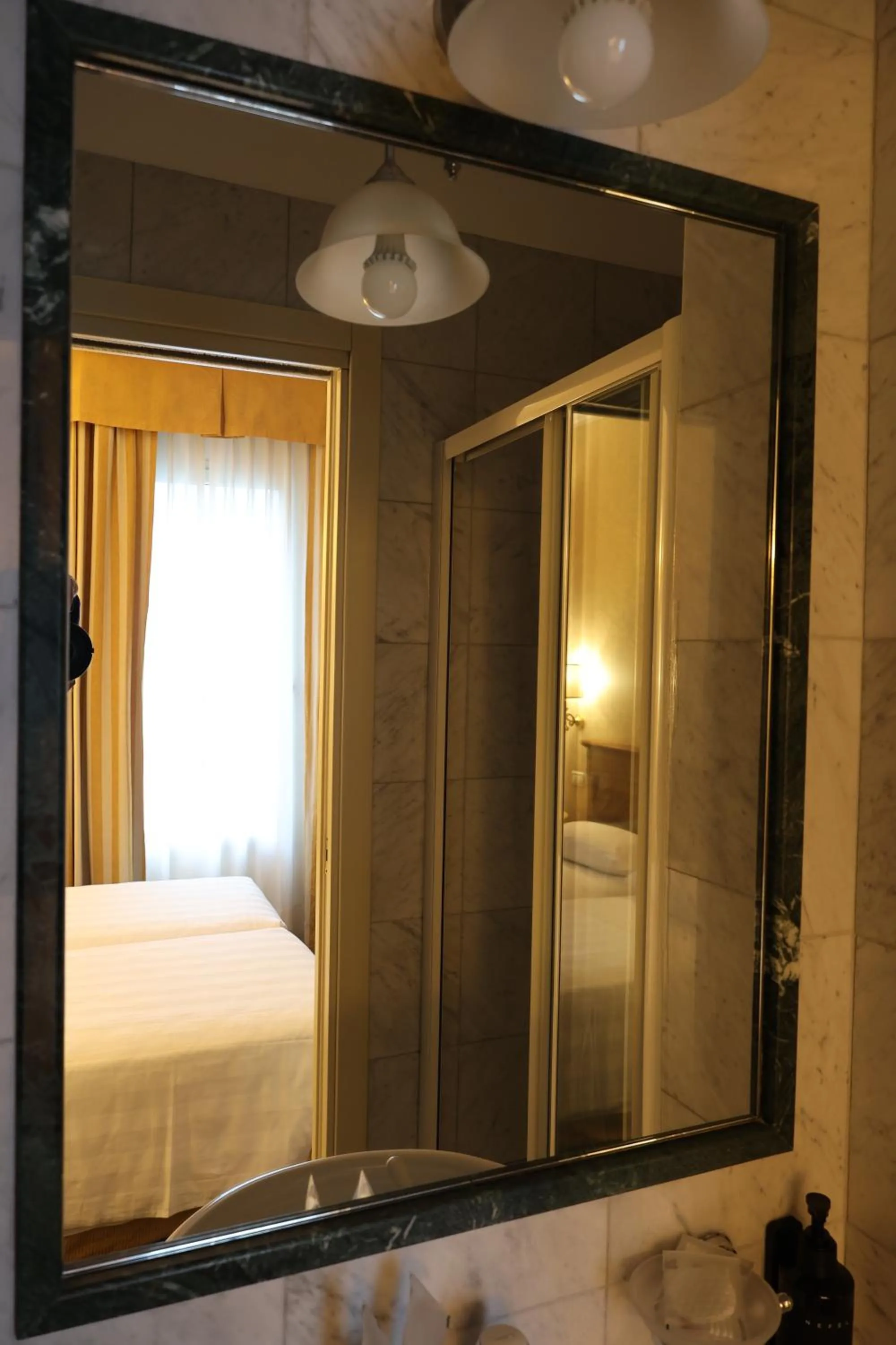 Shower, Bed in Hotel Ristorante Ca' Nova