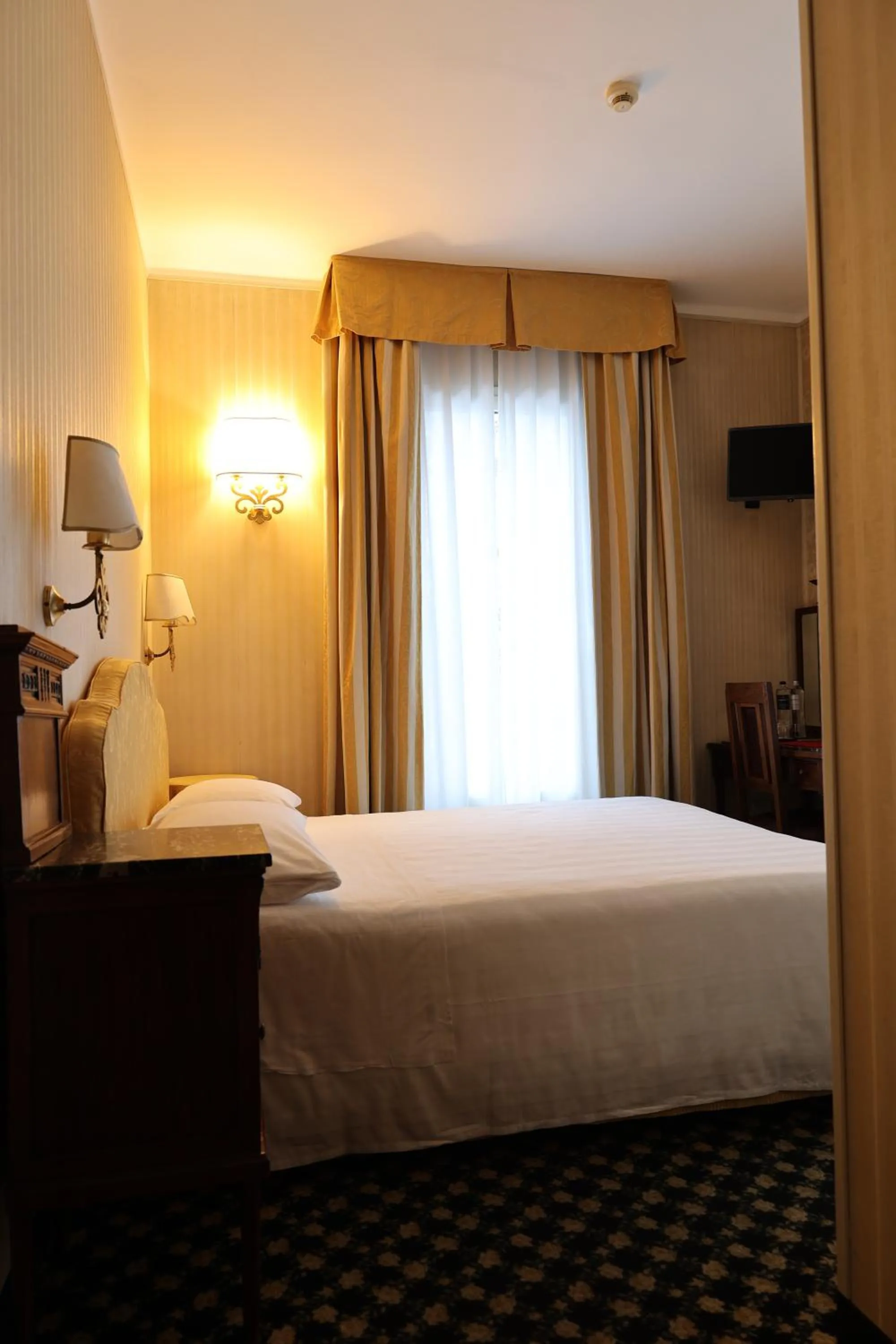 Bed in Hotel Ristorante Ca' Nova