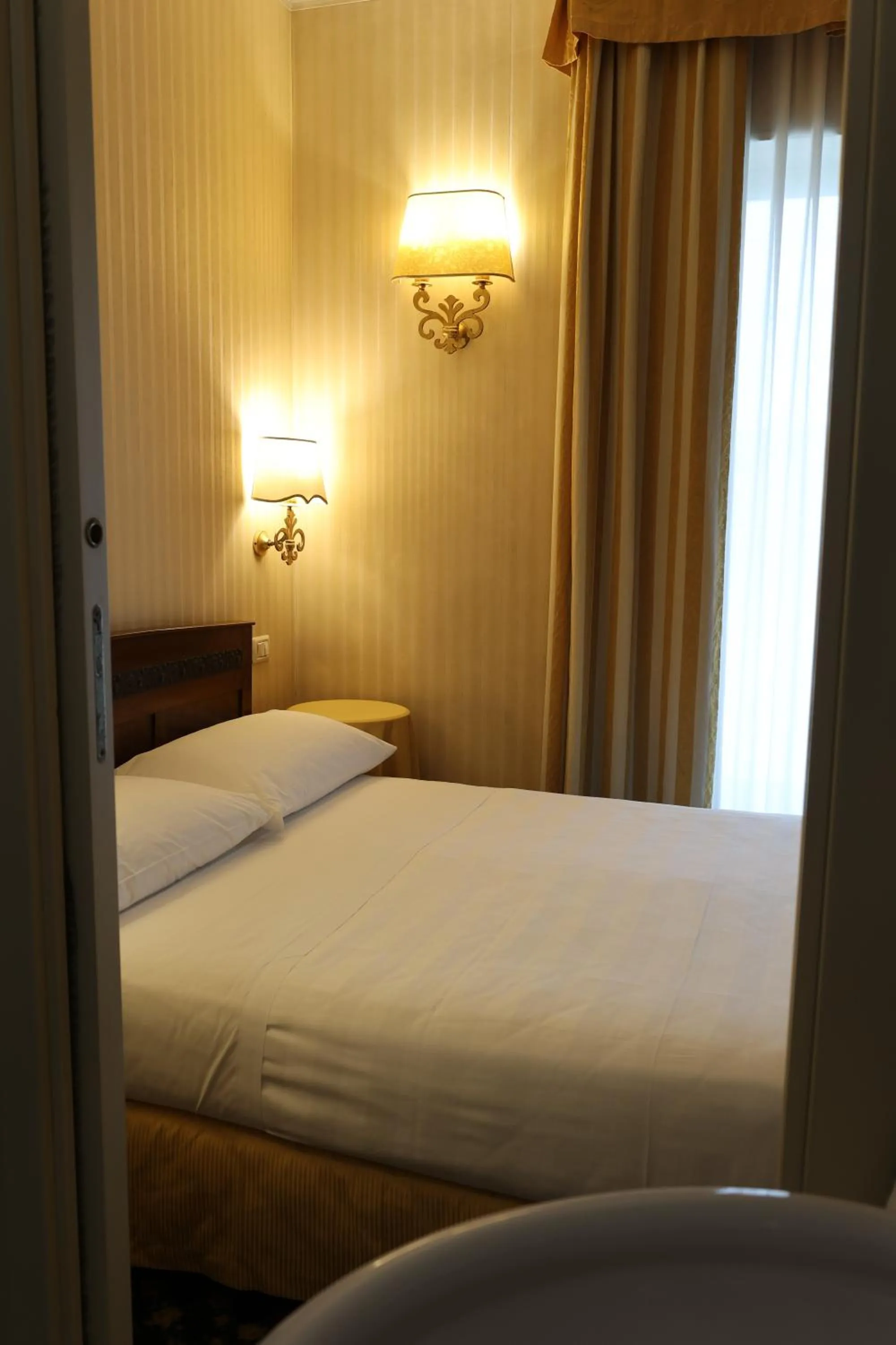 Bed in Hotel Ristorante Ca' Nova