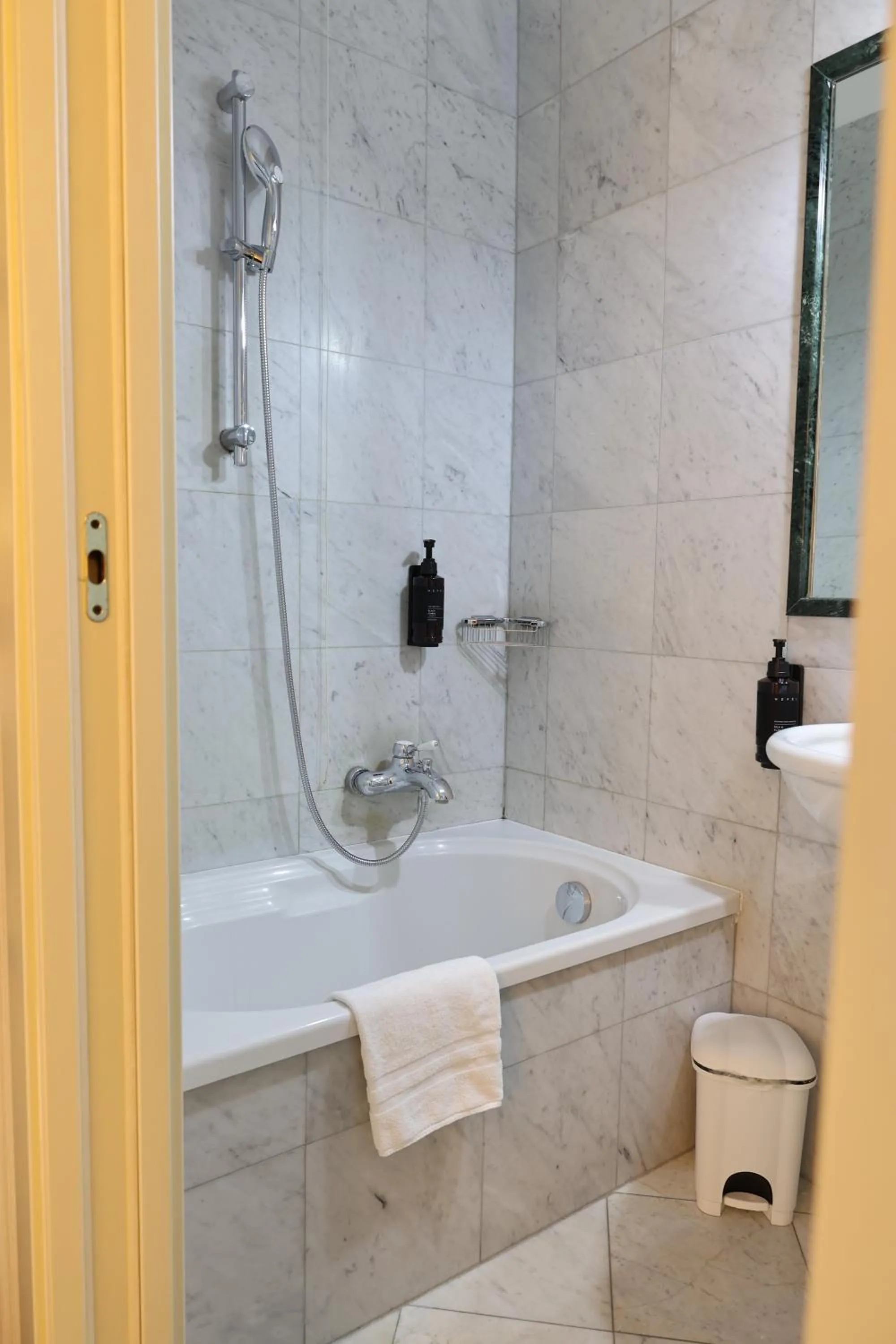 Bath in Hotel Ristorante Ca' Nova