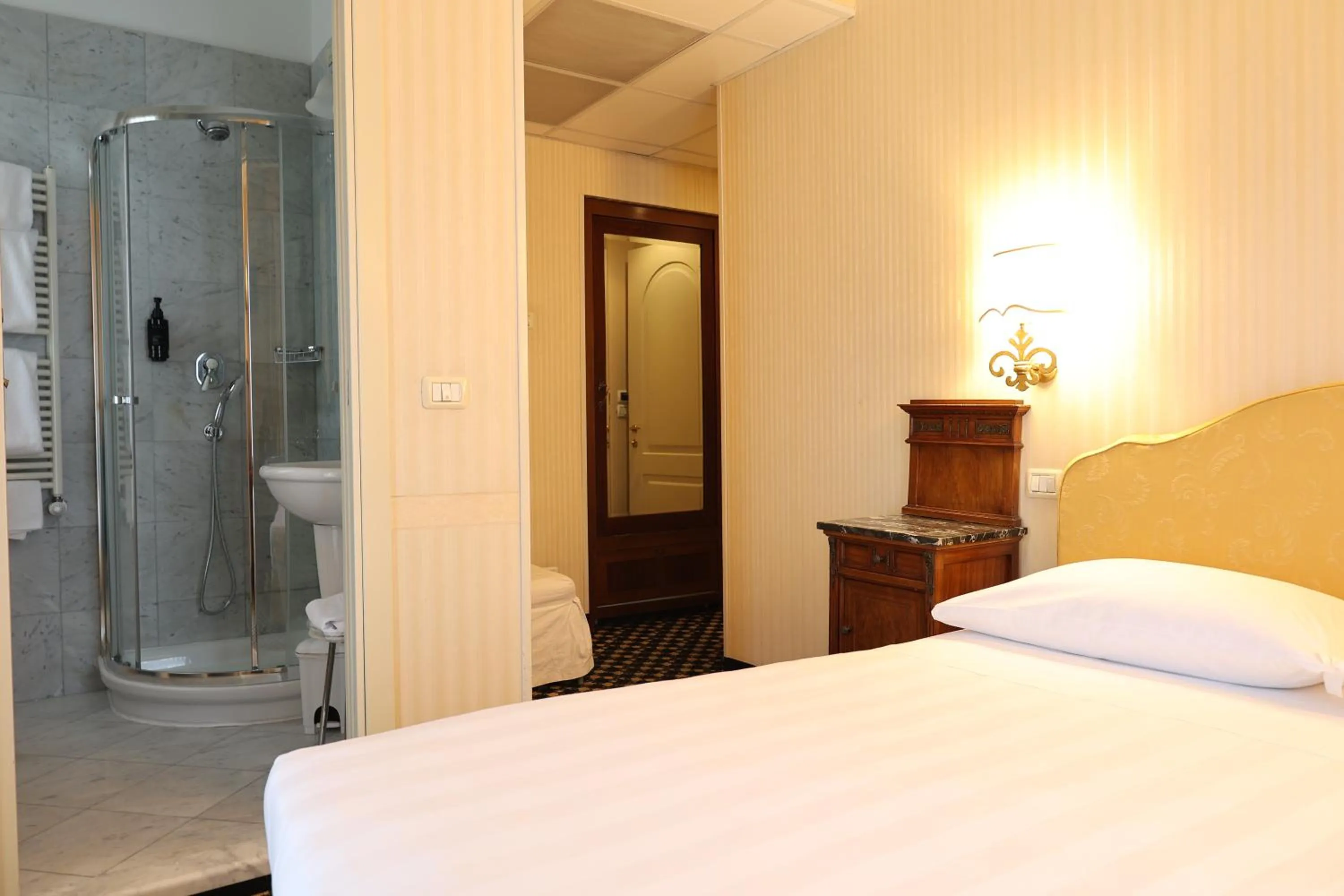 Bathroom, Bed in Hotel Ristorante Ca' Nova