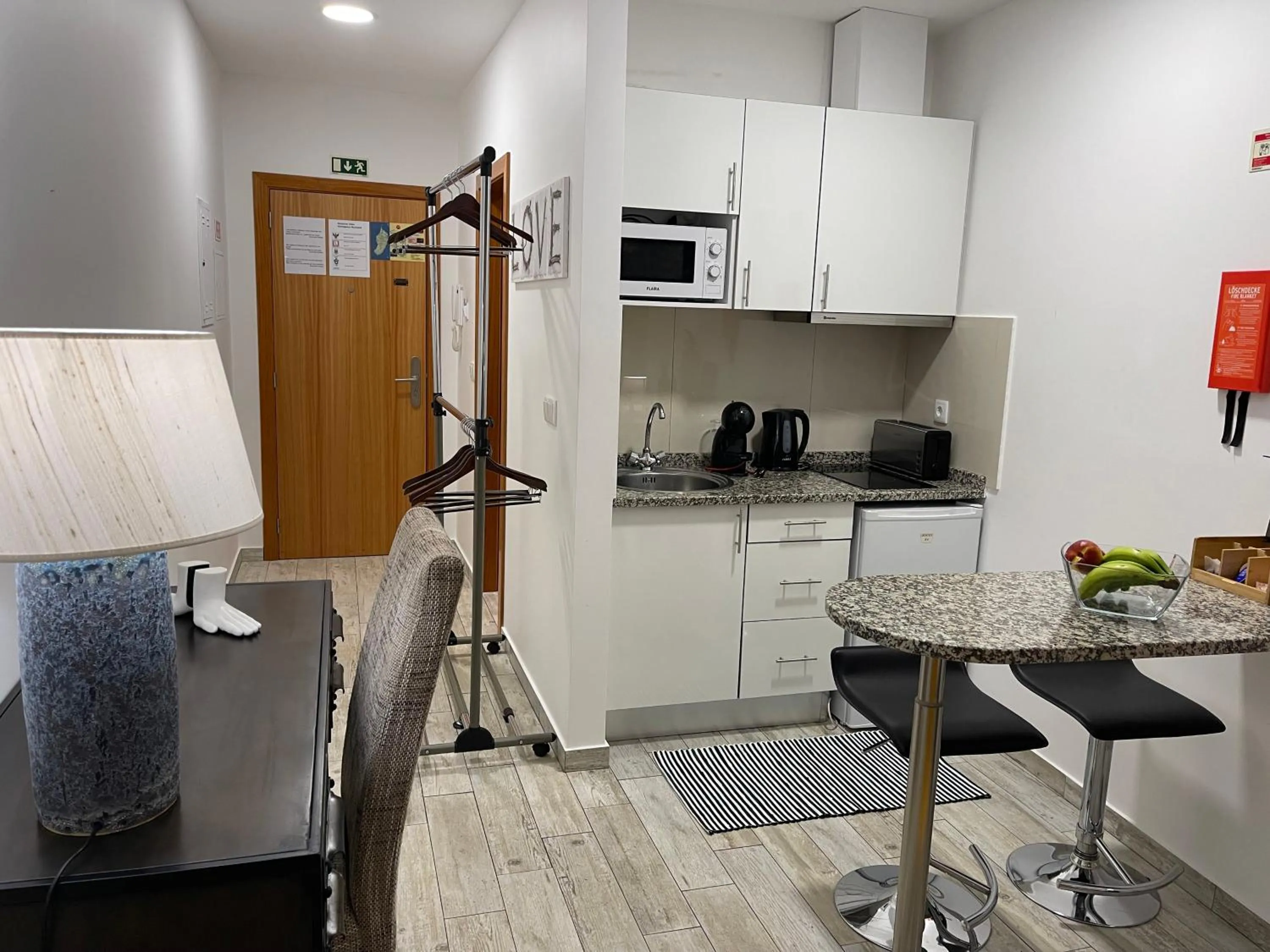 Kitchen or kitchenette in Esmeralda Holidays Apartments