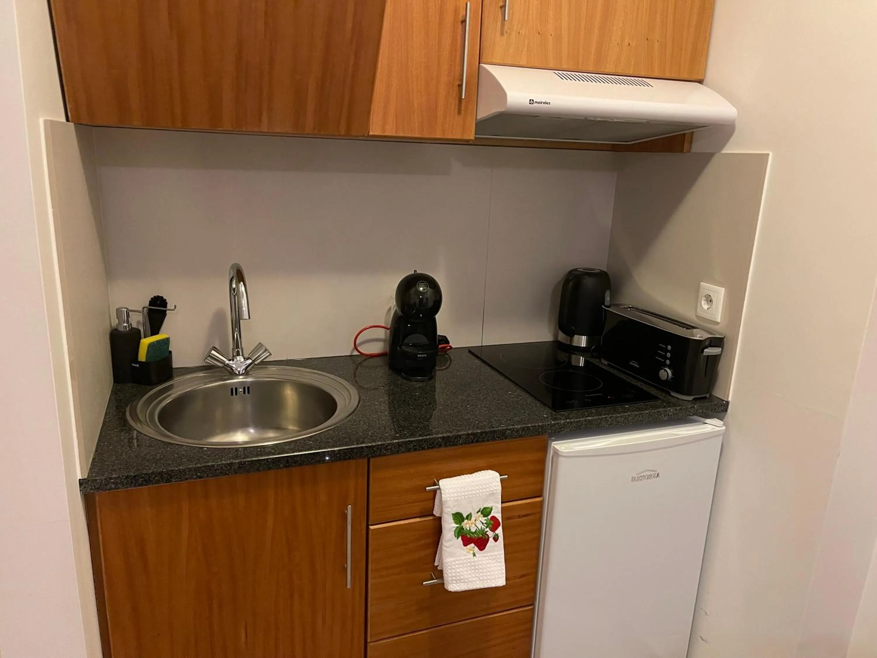 Kitchen or kitchenette in Esmeralda Holidays Apartments