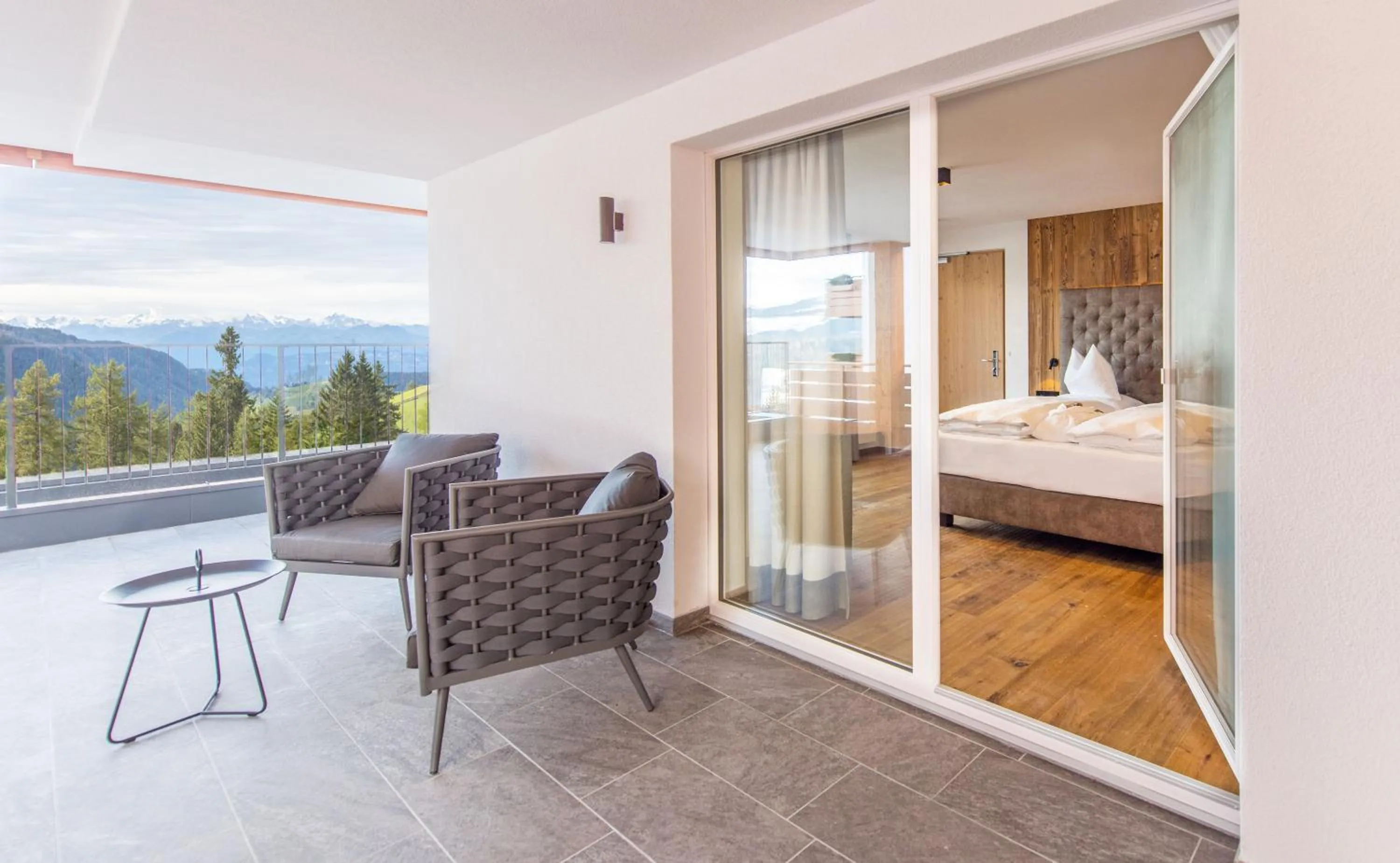 View (from property/room), Bed in Hotel DAS ROYAL in Obereggen