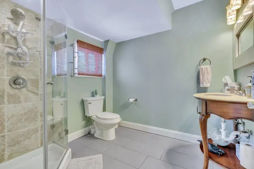 King Suite in Saltwater Inn King Suite in Saltwater Inn