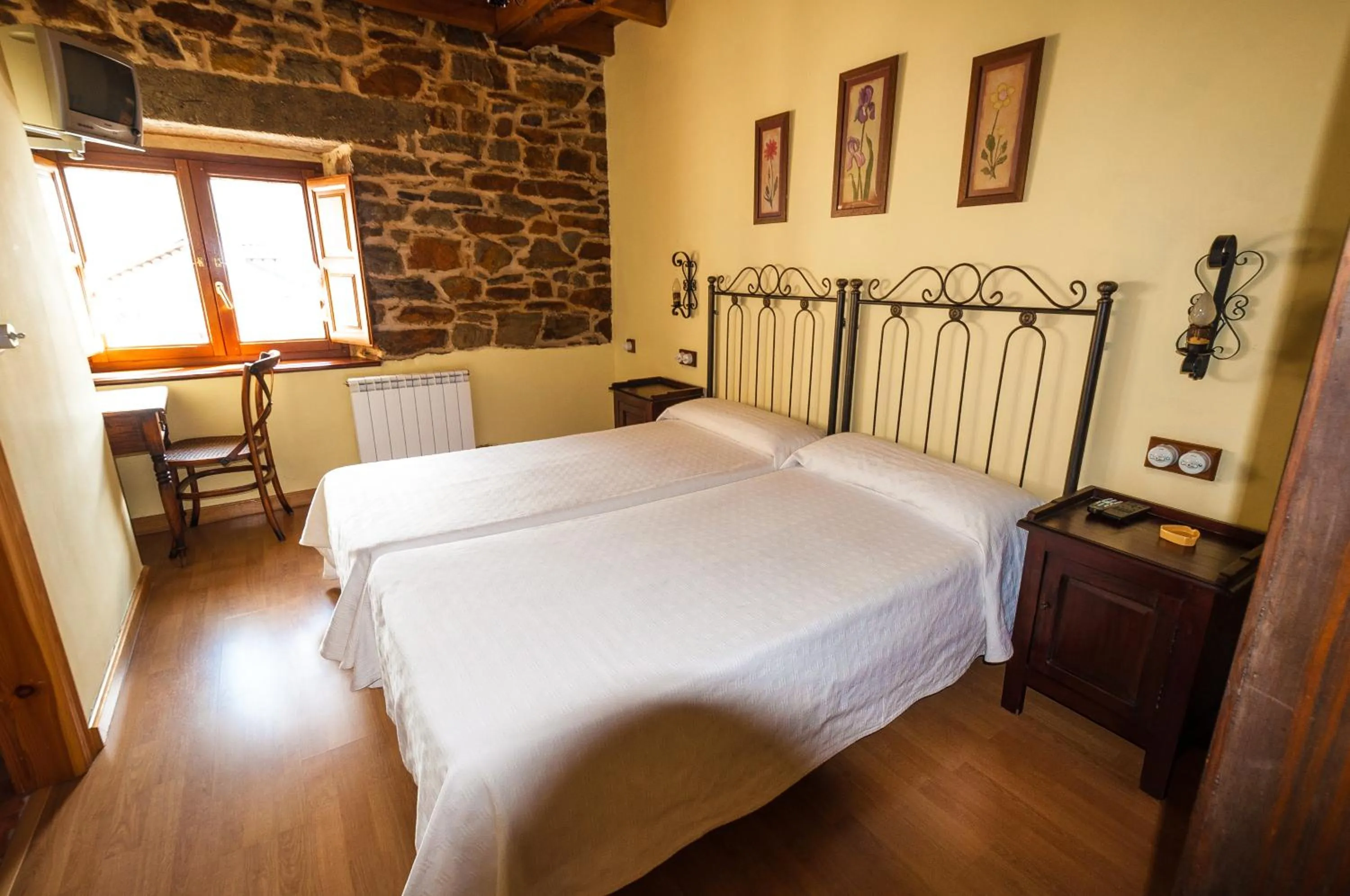 Photo of the whole room, Bed in Hotel Rural La Bolera