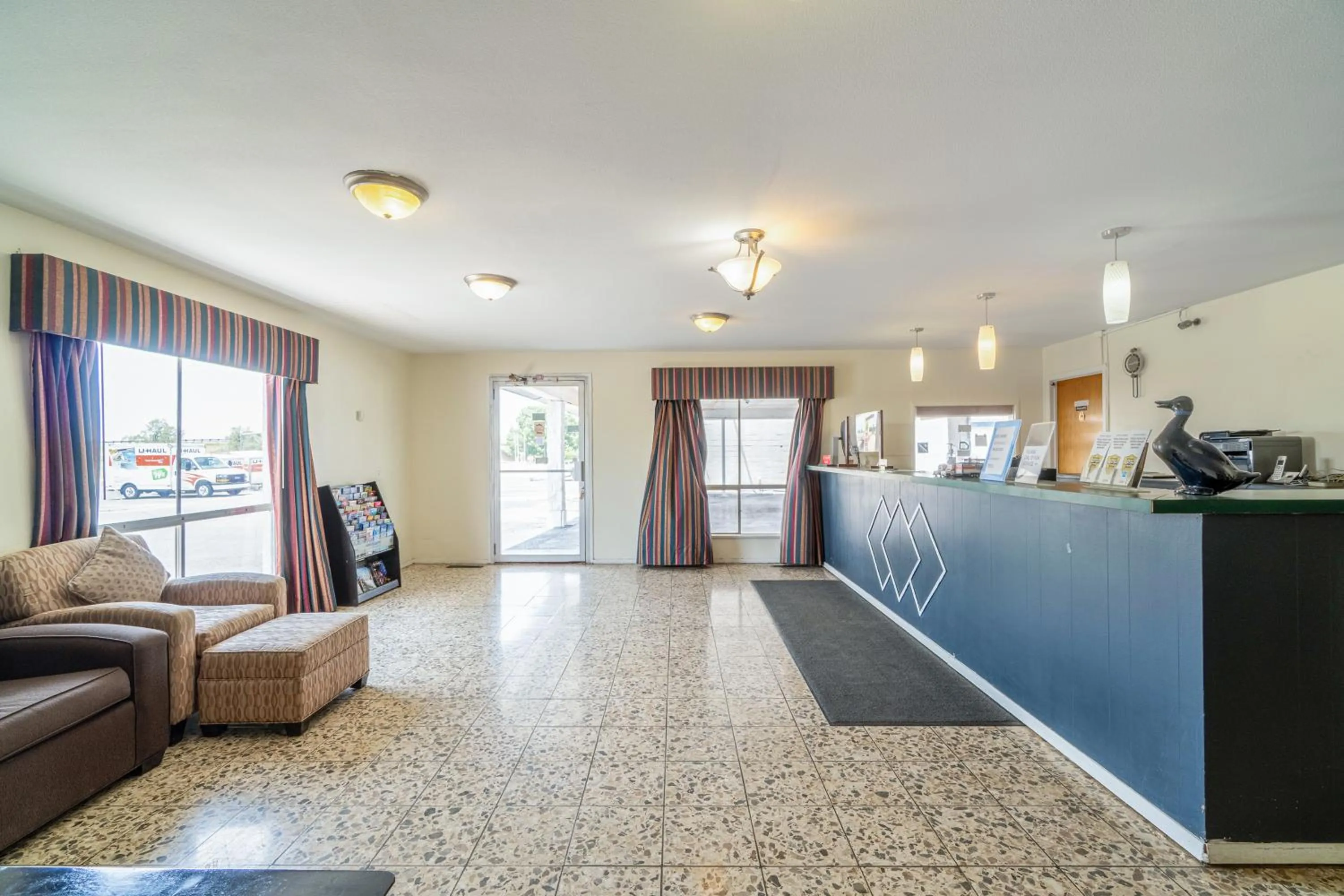 Seating area in American Inn by OYO Colorado City I-20