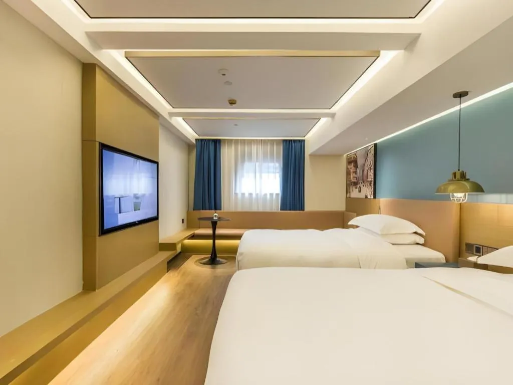 Bed in Jinglai Hotel (Shanghai Bund East Nanjing Road pedestrian street )