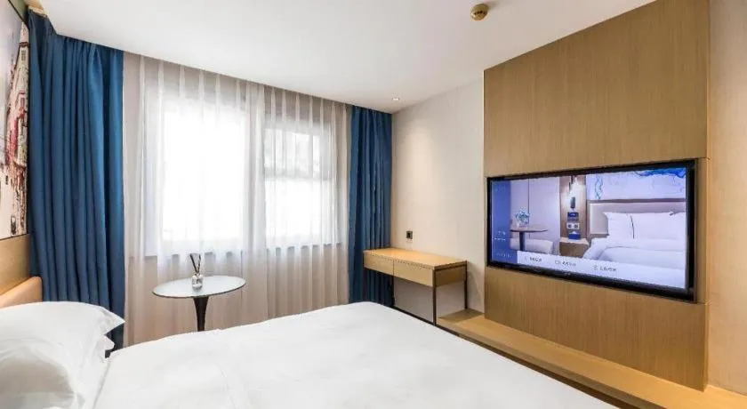 Bed in Jinglai Hotel (Shanghai Bund East Nanjing Road pedestrian street )