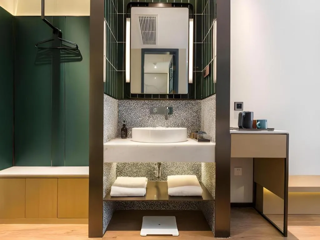 Jinglai Hotel (Shanghai Bund East Nanjing Road pedestrian street )