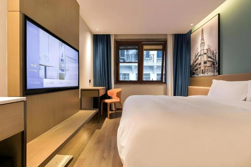 Bed in Jinglai Hotel (Shanghai Bund East Nanjing Road pedestrian street )