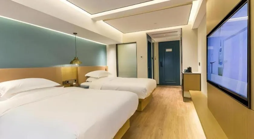 Bed in Jinglai Hotel (Shanghai Bund East Nanjing Road pedestrian street )